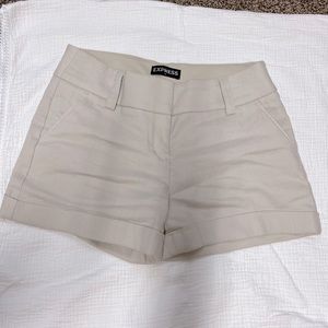 Express womens cream color shorts, size 4.
